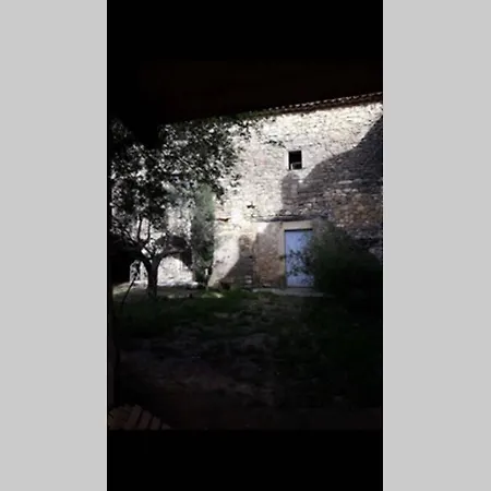 à La Ferme Chaleureux Avec Animaux Et Ruisseau Sabran